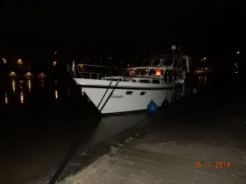 Hochwasser sieht ruhig aus aber es tuscht